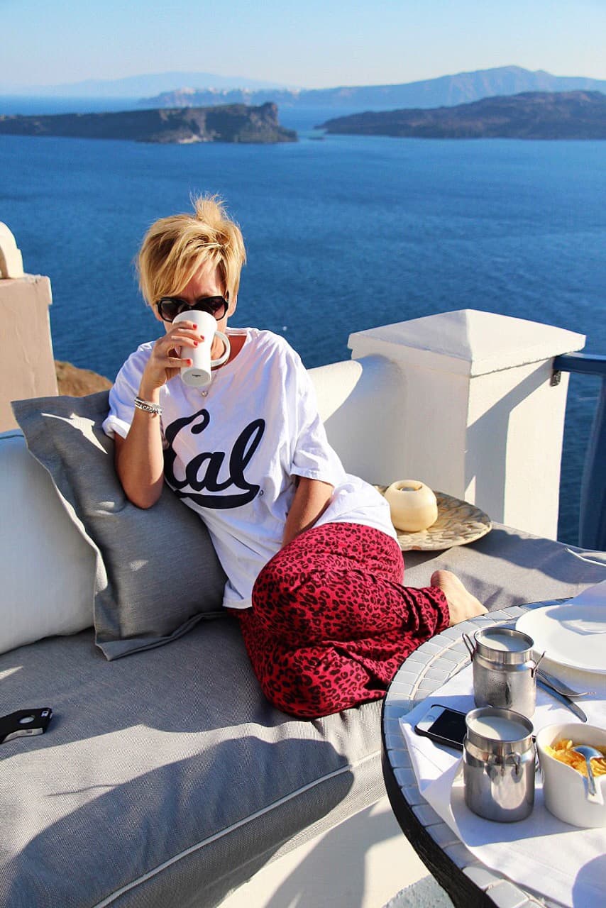 breakfast-balcony-astarte-suites-santorini-greece