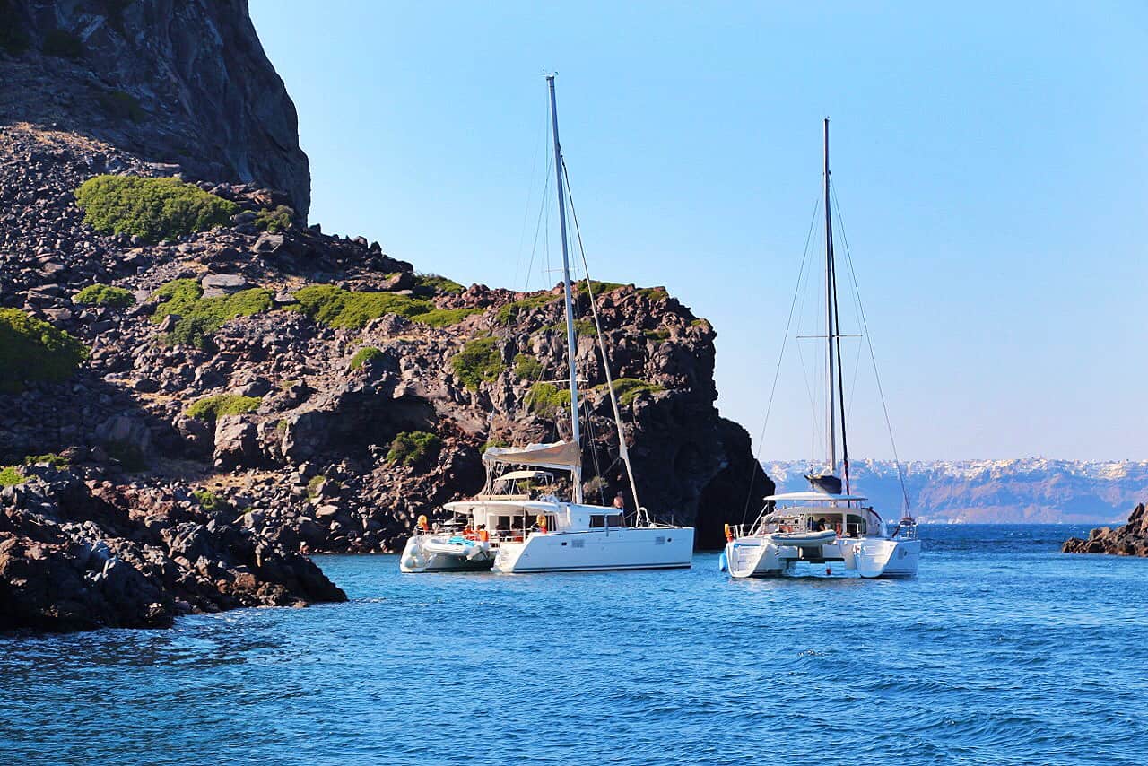 catamaran-cruise-santorini-greece